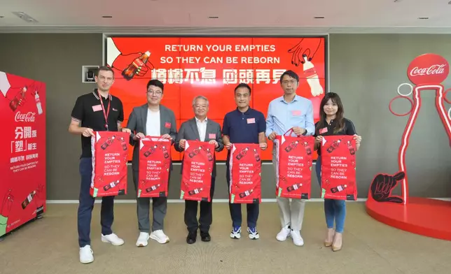 香港首創——可口可樂以自設設施實現本地膠樽回收、轉化及使用。「樽樽不息 回頭再見」啟動禮舉行，出席嘉賓包括環境保護署署長徐浩光博士（左三）、立法會環境事務委員會主席劉國勳議員、立法會（功能組別-勞工界）郭偉强議員、立法會陸頌雄議員（右二）、可口可樂公司香港及澳門區總經理李詠賢（右一）及香港太古可口可樂董事及總經理高逸才（Richard Gould）（左一）。