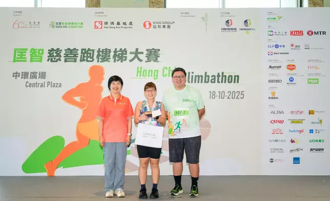 信和集團企業市務、傳訊及可持續發展集團總經理李玲鳳頒發「信和旋風競步獎」予29層接力賽冠軍。