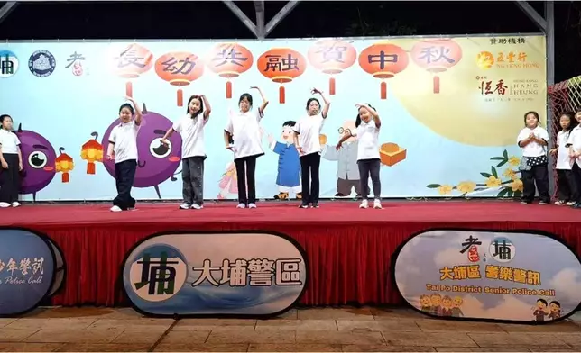 少年警訊會員表演K-POP舞蹈。