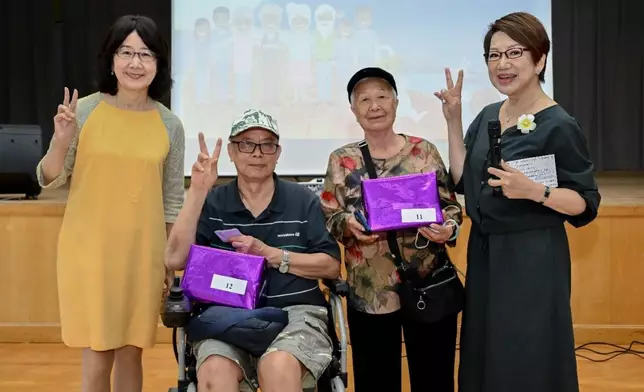 私隱專員鍾麗玲(左一)在抽獎環節頒發獎品予幸運兒