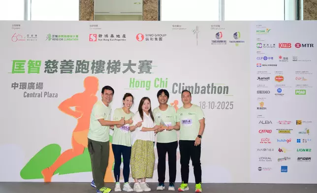 文化、體育及旅遊局局長羅淑佩、警務處處長周一鳴及匡智會主席邱騰華頒發「匡智慈善星級跑」最高籌款獎冠軍。