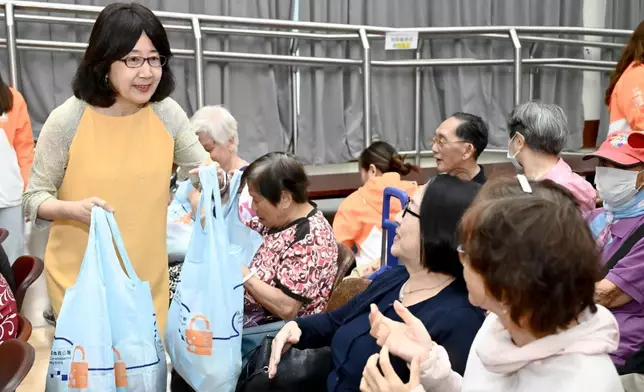 私隱專員鍾麗玲及關愛義工隊向長者致送中秋福袋