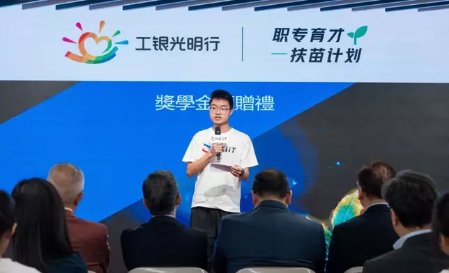 在獎學金頒贈禮上，參與首屆計劃的學生分享適應香港文化與學業挑戰的經驗， 以及今年暑期在本地企業實習的收穫。