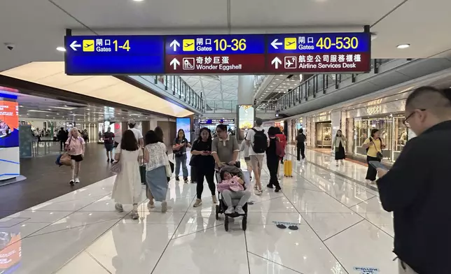 香港機場。巴士的報記者攝