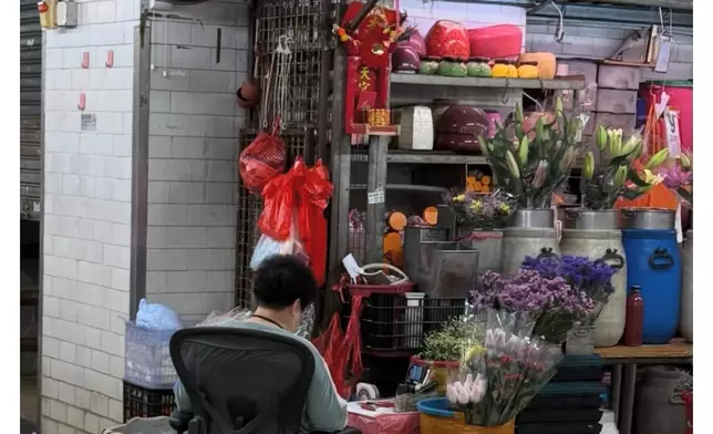 有網民發現一位在街市擺檔的花店事頭婆坐的辦公椅，竟出自美國家具名牌。網上圖片