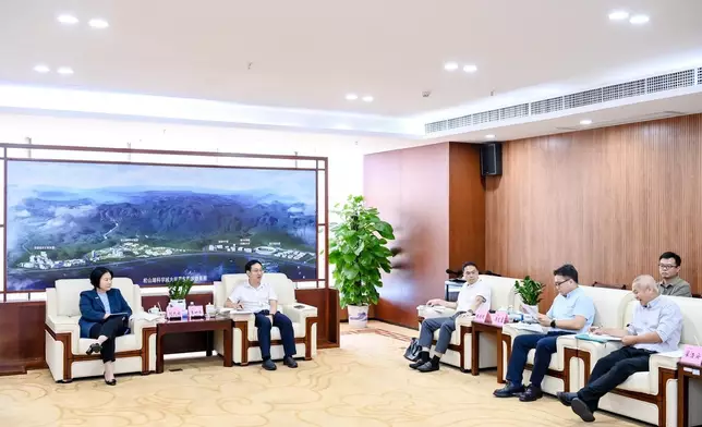 投資推廣署於東莞市向先進製造業企業推介香港出海專班服務平台。政府新聞處圖片