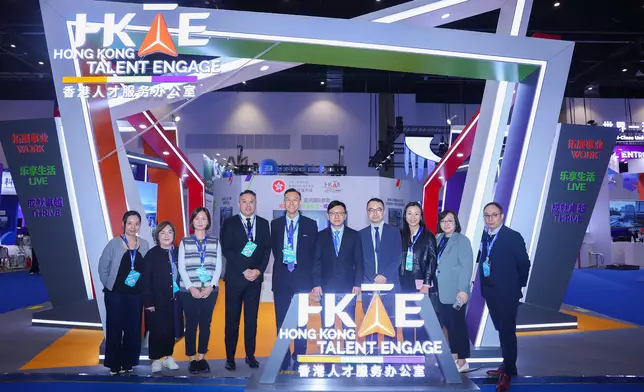 孫玉菡（右五）和陳海勁（左五）到訪人才辦於HICOOL 2025全球創業者峰會設立的展位，並與香港人才創業者協會執行主席劉暢（右四）會面。 政府新聞處圖片