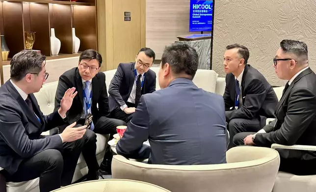 孫玉菡（左二）和陳海勁（右二）與HICOOL 2025全球創業者峰會的香港參展企業代表茶敘，了解他們對人才發展的看法。 政府新聞處圖片