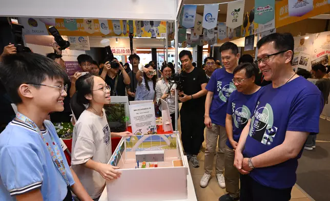 創新科技及工業局局長孫東（右一）、創新科技署署長李國彬（右二）以及創新科技署副署長哈夢飛（右三）與在場學生交流。 政府新聞處圖片