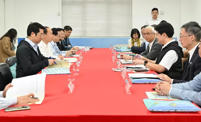 雙方於參觀後就兩地漁農業發展情況交流。 政府新聞處圖片