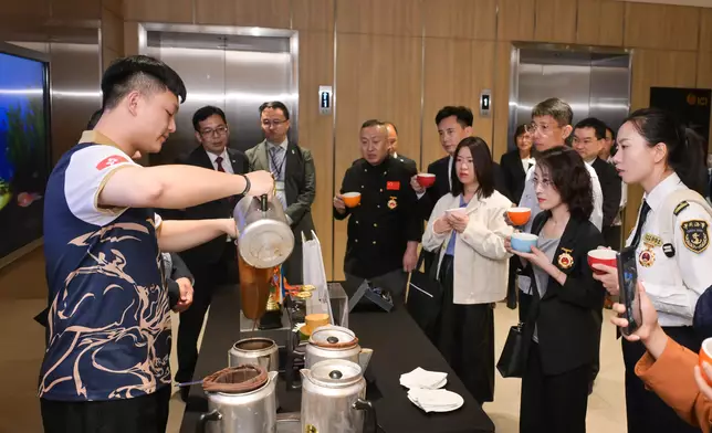 全國勞動模範和大國工匠代表團與不同界別人士交流。政府新聞處圖片