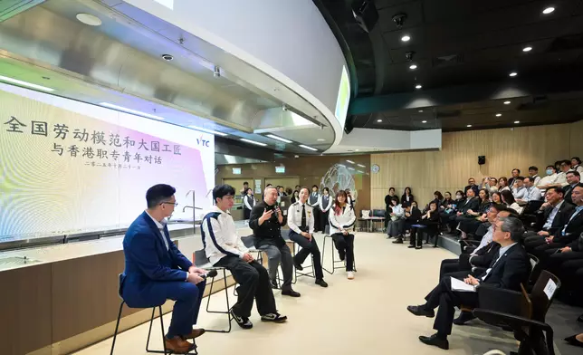 全國勞動模範和大國工匠代表團與不同界別人士交流。 政府新聞處圖片