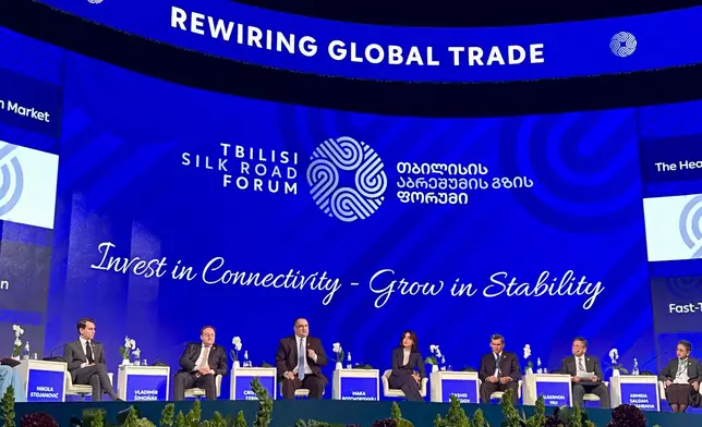 丘應樺（右二）出席題為「重塑全球貿易」的專題討論環節。 政府新聞處圖片