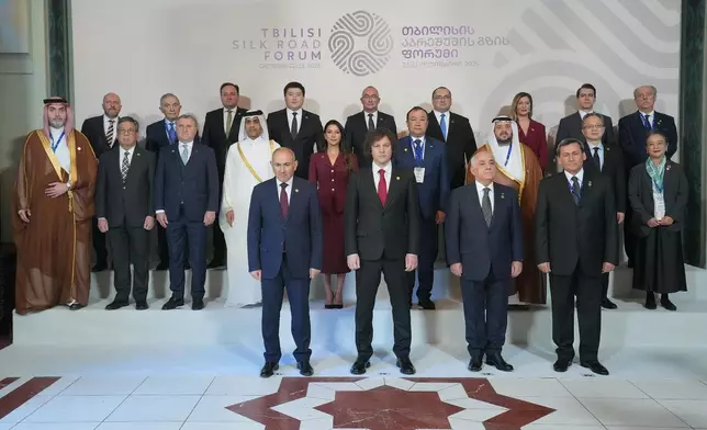 丘應樺（第二排左二）與在第比利斯絲綢之路國際論壇其他主要嘉賓合照。政府新聞處圖片