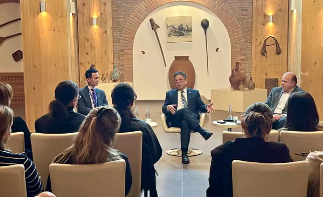 丘應樺（中）在格魯吉亞第比利斯與當地葡萄酒業界舉行商業圓桌會議，介紹香港作為葡萄酒及烈酒貿易樞紐的優勢，並探討兩地在葡萄酒和烈酒推廣方面進一步合作。 政府新聞處圖片