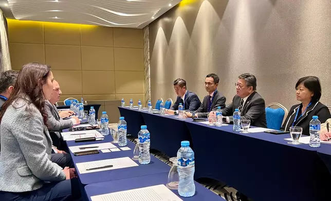 丘應樺在格魯吉亞第比利斯與格魯吉亞工商會的代表會面，香港駐歐洲聯盟特派代表翁佩雯（右一）亦有出席。政府新聞處圖片