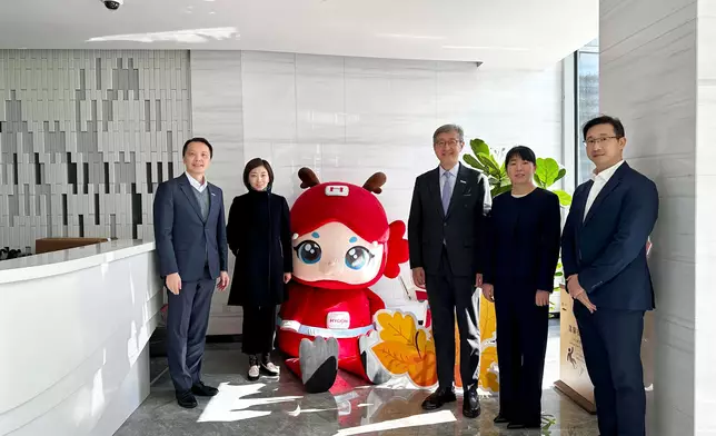 任景信（右三）及引進辦執行總裁彭文俊（左一）與該企業的代表合照。政府新聞處圖片