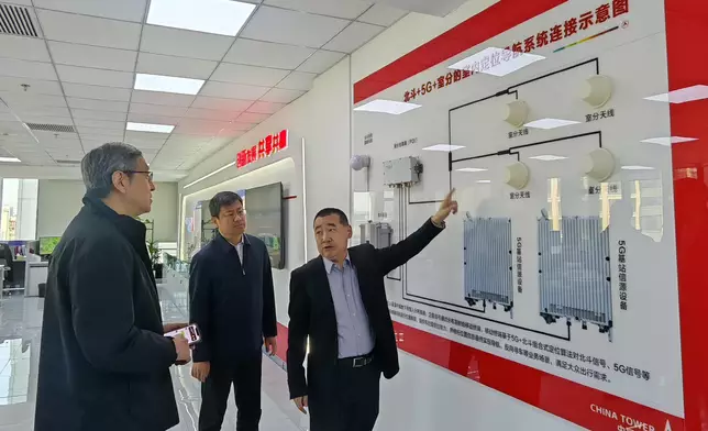 任景信（左二）參觀全球規模最大之一的通訊鐵塔基礎設施服務供應商的科技創新中心。 政府新聞處圖片