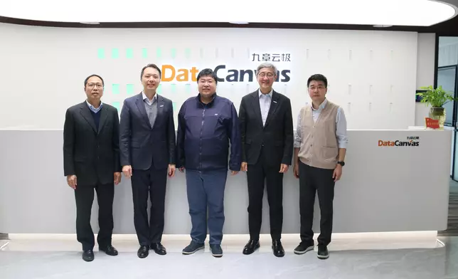 任景信（右二）及引進辦執行總裁彭文俊（左二）與一家人工智能基礎設施及智算雲服務供應商代表合照。政府新聞處圖片