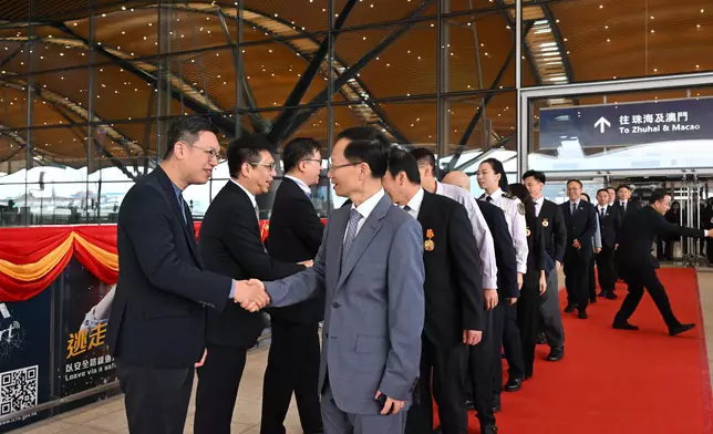 全國勞動模範和大國工匠代表團上午完成四日訪港行程。代表團離港前，香港特別行政區政府在港珠澳大橋香港口岸舉行歡送儀式。圖示勞工及福利局副局長何啟明（左一）、中央人民政府駐香港特別行政區聯絡辦公室社會工作部副部長吳小玔（左二）和勞工處副處長（勞工事務行政）何錦標（左三）歡送代表團團長、中華全國總工會副主席魏地春（左四）及其他代表團成員。政府新聞處圖片