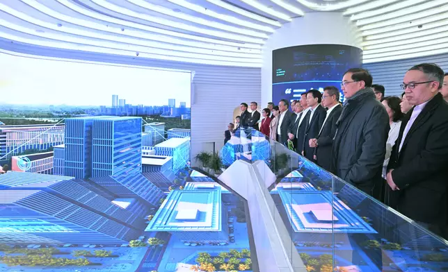 中央港澳工作辦公室、國務院港澳事務辦公室分管日常工作的副主任徐啟方（前排右四）和陳茂波（前排右三）及代表團成員參觀雄安城市計算（超算雲）中心。 政府新聞處圖片