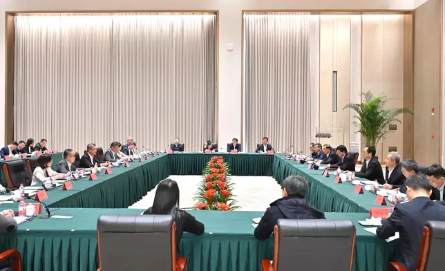 陳茂波（前排左五）及代表團成員出席座談。 政府新聞處圖片