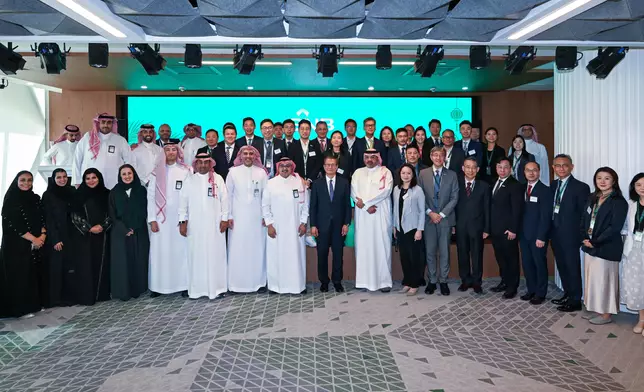 陳茂波與沙特國家銀行代表合照。政府新聞處圖片