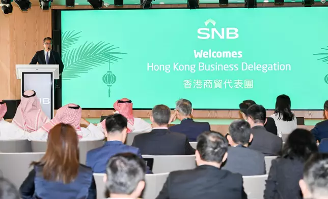 陳茂波與沙特國家銀行代表交流。政府新聞處圖片