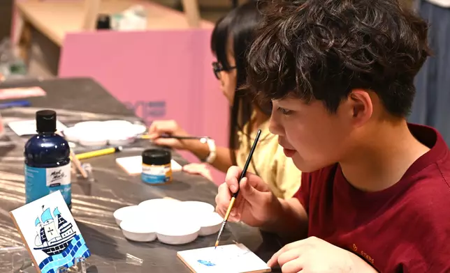 彩繪磁磚體驗工作坊。 政府新聞處圖片