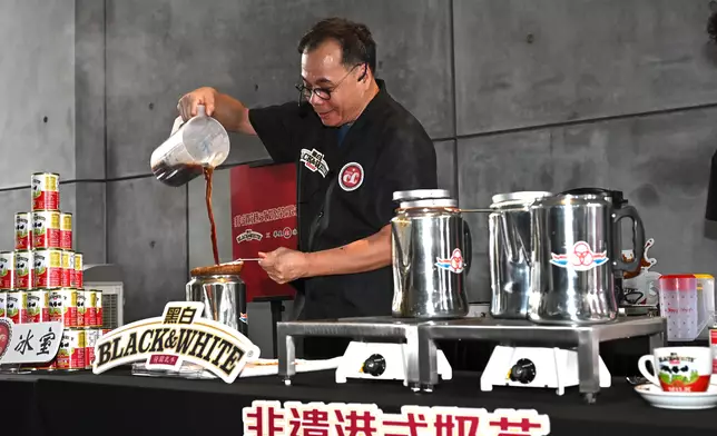 香港非物質文化遺產項目——港式奶茶製作技藝示範。 政府新聞處圖片