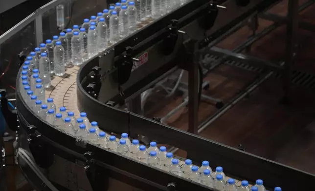 香港首創——可口可樂以自設設施實現本地膠樽回收、轉化及使用。位於沙田的可口可樂生產設施，採用本地再生rPET膠樽包裝飲品，實現「樽樽不息」的目標。