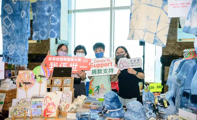 現場亦設有慈善攤位，展示匡智會學員的不同才能。