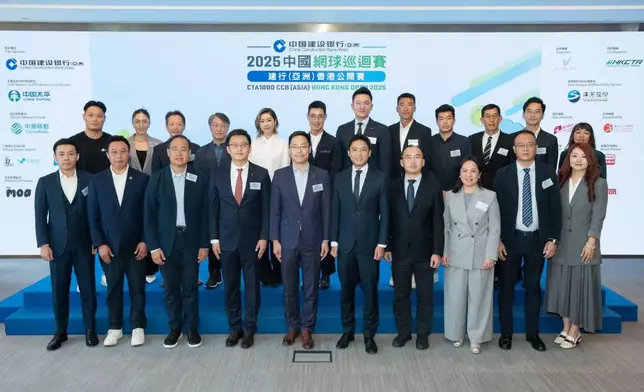 文化體育及旅遊局體育專員蔡健斌、中央人民政府駐香港特別行政區聯絡辦公室宣傳文體部體育處處長朱劍平、德天集團主席霍啟山、中國香港網球總會會長鄭明哲、建行(亞洲)副行長楊雲超、建行(亞洲)副行長陳麗明及北京中網巡體育管理股份有限公司董事長魏勝凡與一眾嘉賓合照。