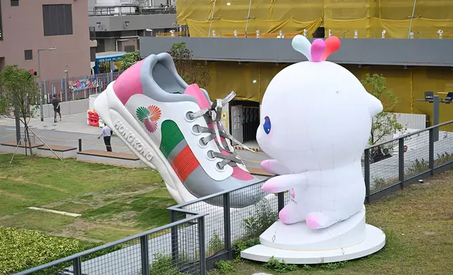 《一步一腳印》，設於啟德車站廣場兩端。由6米高的運動鞋與一個巨型鞋印組合而成，詮釋踏實、刻苦、堅忍不屈的運動員精神，並透過單腳傳達殘健共融的理念。