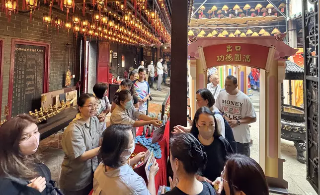 善信在道長帶領下參與「廿八星宿轉斗昇運」科儀，及踴躍領取各類開光福品。