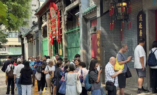 活動吸引近400名善信到場排隊參與，場面熱鬧。