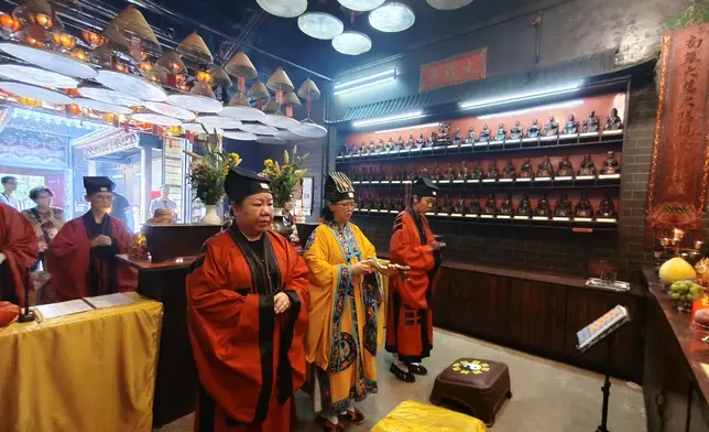 飛雁洞佛道社道長正在進行「承壇法演正一及全真功德科儀」。