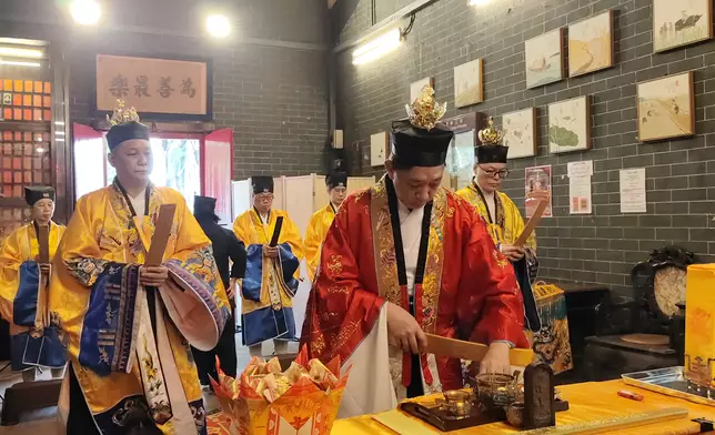 飛雁洞佛道社道長正在進行「承壇法演正一及全真功德科儀」。