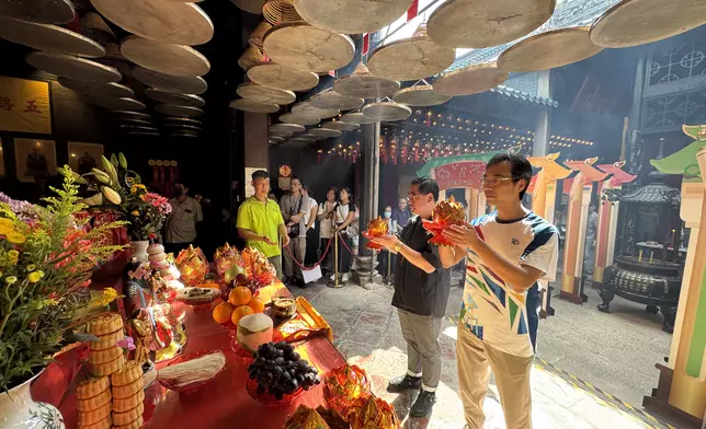 東華三院行政總監蘇祐安(右二)及東華三院署理公共服務辦公室主管吳耀漢(右一)代表東華三院參與儀式。