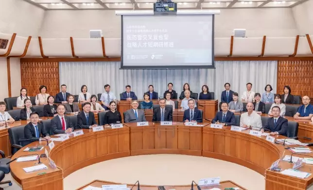 在國家衞生健康委員會指導下，由港大醫學院公共衞生學院主辦、公益慈善研究院國家衞生健康高端人才獎學金項目支持的首屆「醫防管交叉複合型戰略人才短期研修班」歷經為期三周的課程，已經圓滿舉行