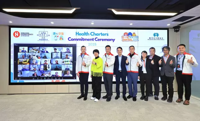 (由左至右)房協助理總監(項目管理)黃偉業、職業安全健康局總幹事游雯、房協總監(項目策劃及管理)張冠華、職業安全健康局首席顧問楊冠全博士及房協總經理(技術統籌及支援)李嘉俊，與房協工程承建商代表(包括線上嘉賓)合照。