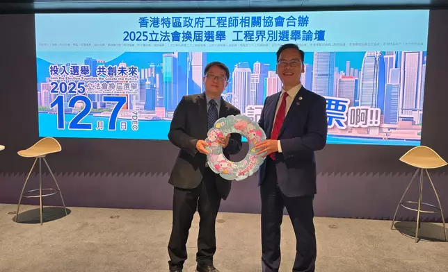 兩位候選人互相交換禮物，以示君子之爭。巴士的報記者攝