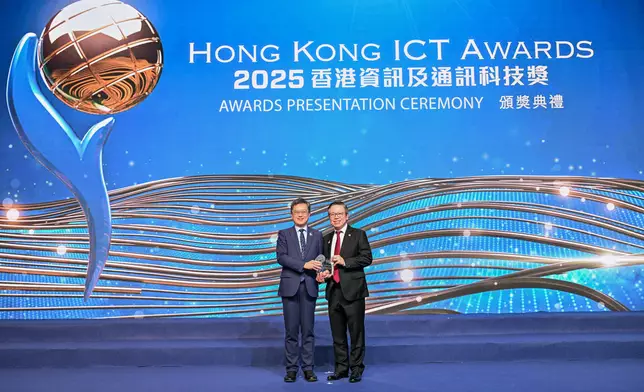 圖為創新科技及工業局常任秘書長蔡傑銘先生(左)及香港科技園公司 行政總裁黃秉修先生(右)。