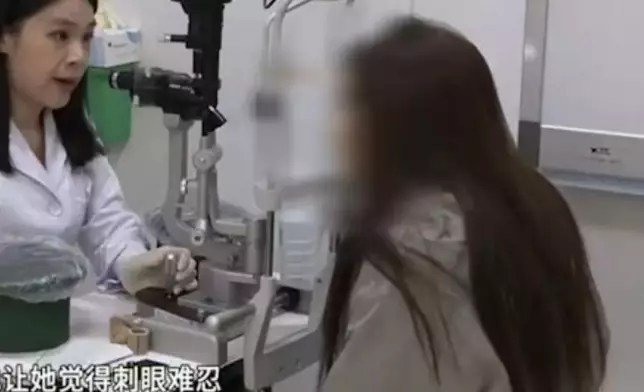 女子扯開洗衣膠囊遭高濃度洗滌劑直射入眼險失明。微博圖片@粵TV