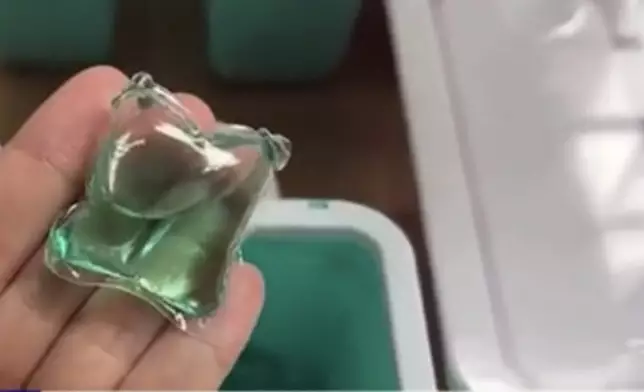 女子扯開洗衣膠囊遭高濃度洗滌劑直射入眼險失明。微博圖片@粵TV