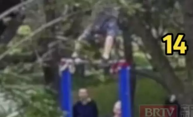 老翁單槓上連做14個「大回環」動作突發心肌梗塞亡。影片截圖