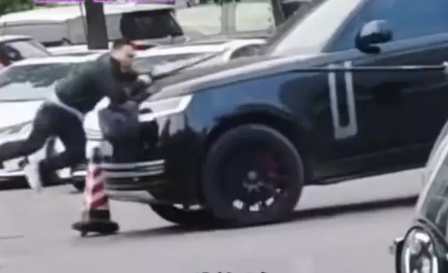 男子街頭持刀與警員對峙，路虎司機駕車撞倒協助警方制伏。影片截圖