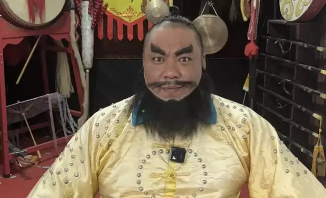 橫店「閻王爺」因即興一句「拿我生死簿來」替打工人出頭爆紅網絡。影片截圖