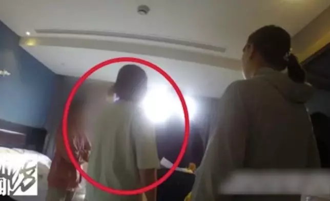 女員工1年偷走金舖30公斤黃金套現1700萬人民幣遭刑拘。影片截圖