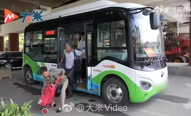 邯鄲推「1元迷你巴士」方便9個村的村民無縫換乘城區巴士。影片截圖